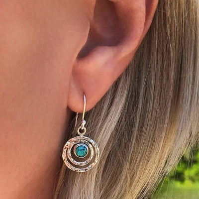 Boho Saturn Ohrringe mit türkisem Stein in Silber & Gold